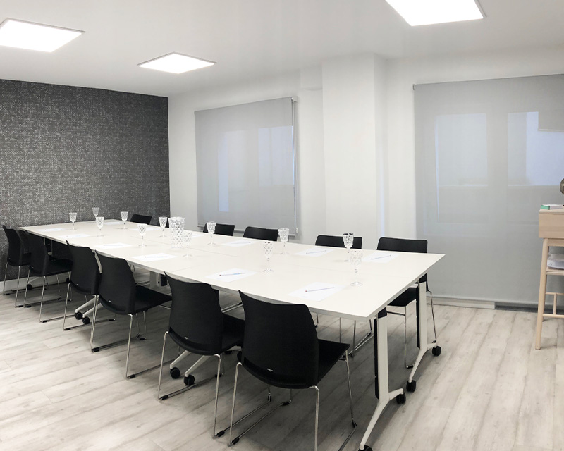 BUSINESS AND WORK Sala de reuniones 2 - 4